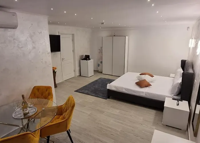 Brates Greaca Πανσιόν